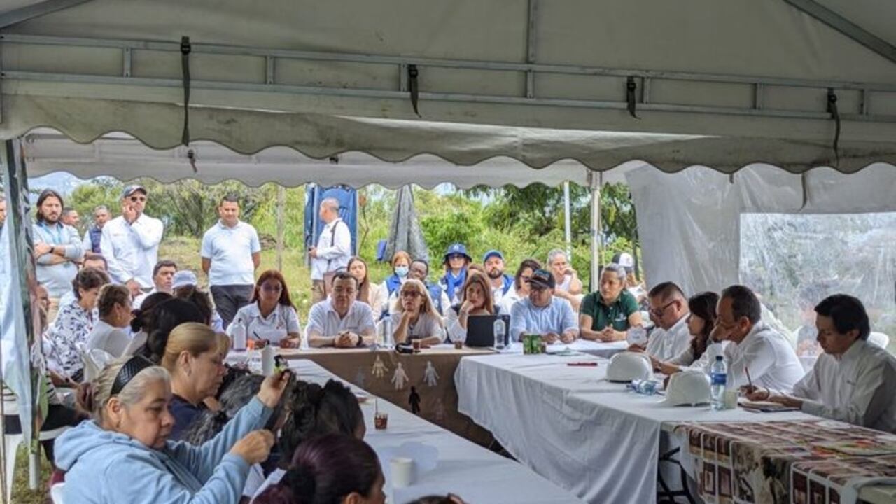 Visita del presidente de la JEP a la fosa que se halló en la Escombrera, en Medellín.