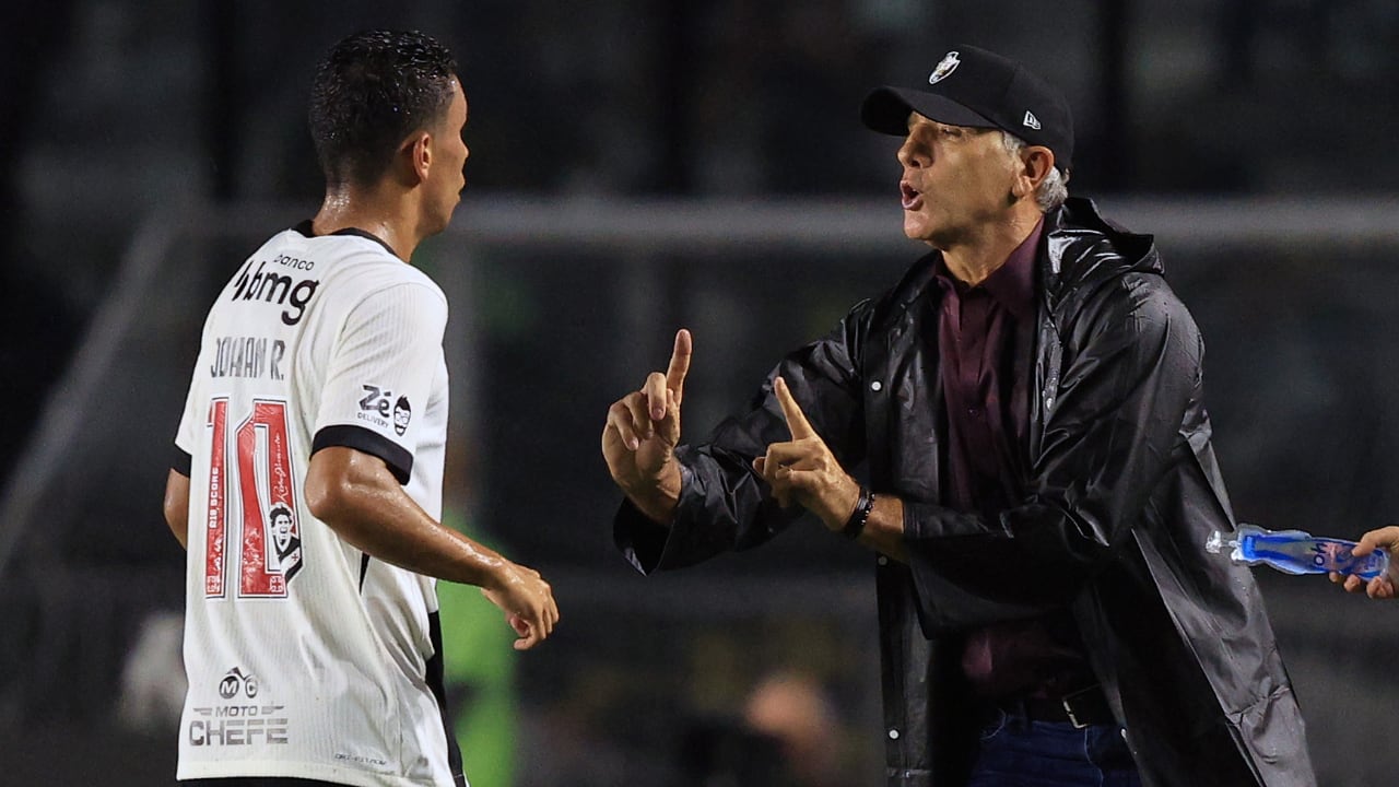 Renato Gaúcho le da indicaciones a Johan Rojas, colombiano al que criticó en Vasco da Gama