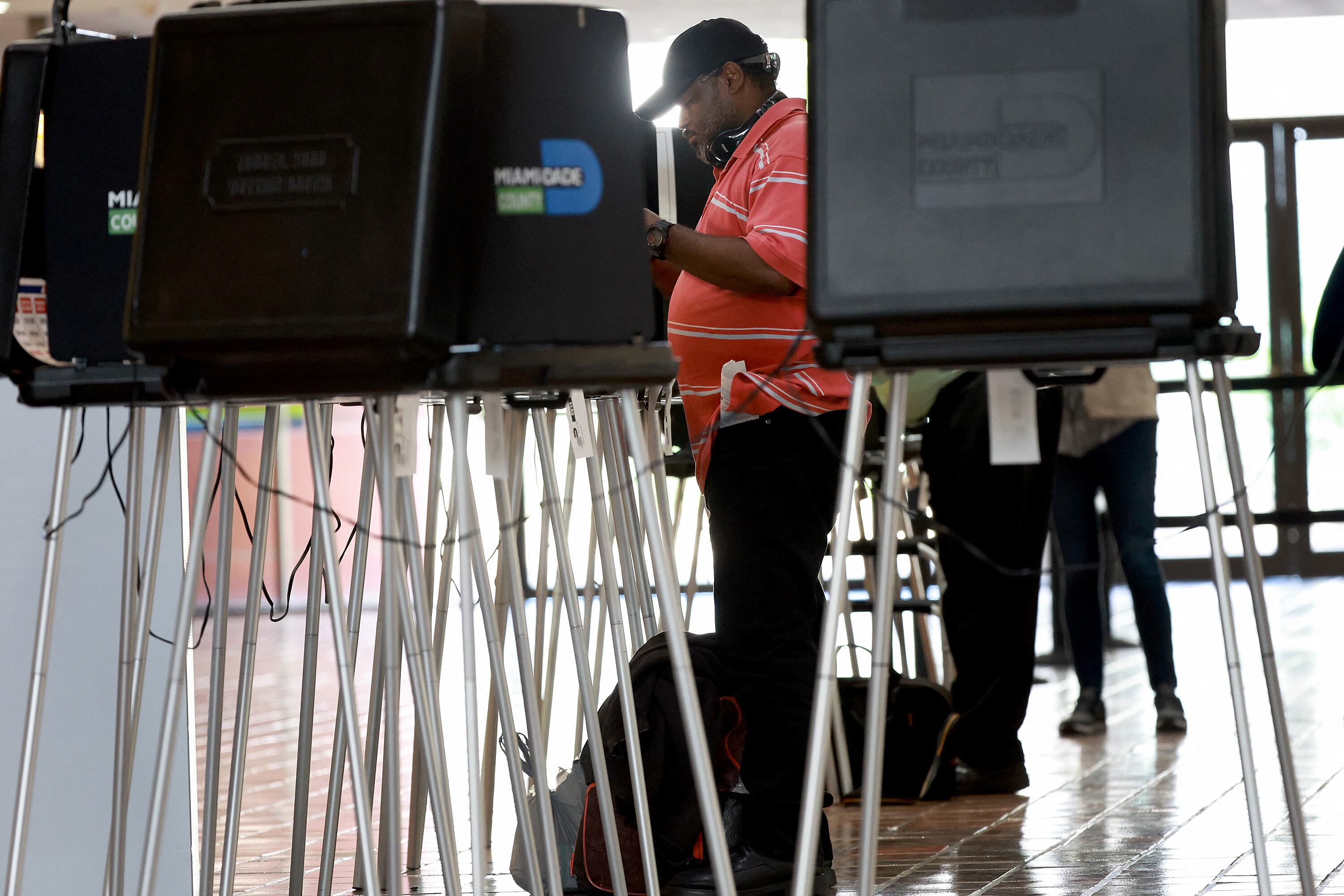 Un votante llena su boleta en el centro de votación del Centro de Gobierno Stephen P. Clark el 26 de octubre de 2022 en Miami, Florida. La votación anticipada se abrió esta semana en Florida para las elecciones intermedias del 8 de noviembre. Joe Raedle/Getty Images/AFP (Foto de JOE RAEDLE/GETTY IMAGES NORTH AMERICA/Getty Images vía AFP)