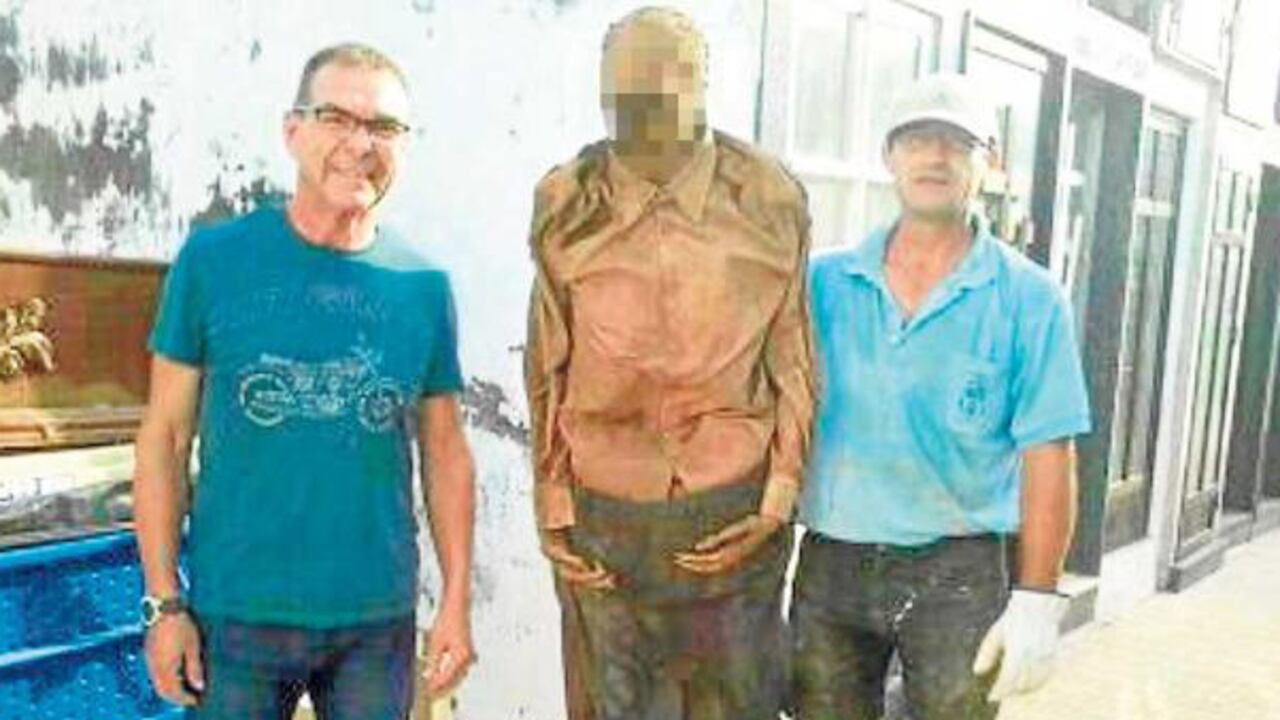 Esta es la foto en la que se pueden ver, de derecha a izquierda, el sepulturero, el cadáver y el sobrino político del difunto.