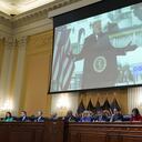 Un video del expresidente Donald Trump hablando durante un mitin cerca de la Casa Blanca es exhibido durante una audiencia en el Capitolio, en Washington, el jueves 9 de junio de 2022. Foto: AP/J. Scott Applewhite.