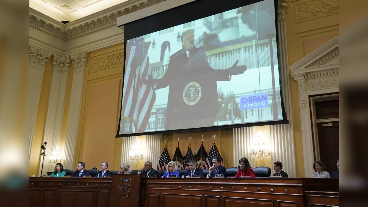 Un video del expresidente Donald Trump hablando durante un mitin cerca de la Casa Blanca, es exhibido durante una audiencia en el Capitolio, en Washington, este jueves 9 de junio de 2022. Foto: AP/J. Scott Applewhite.