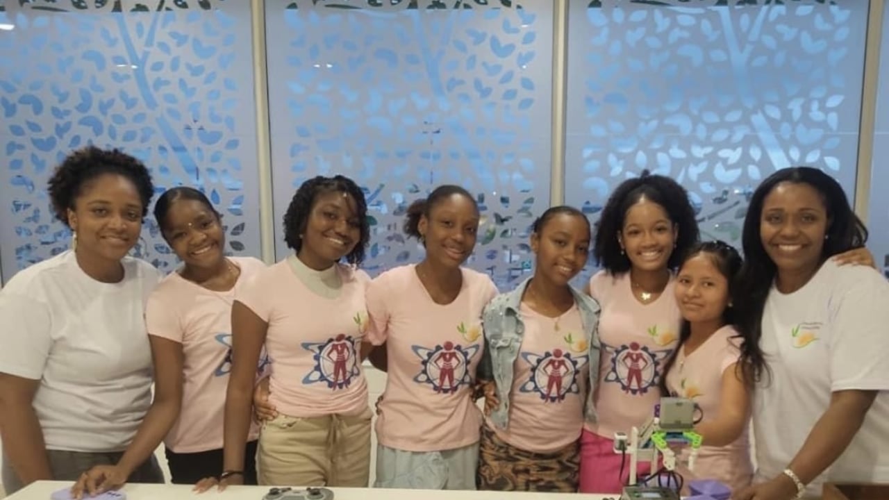 La robótica abarca desde la mecánica y el diseño físico de los robots hasta el desarrollo de algoritmos para controlar su comportamiento.