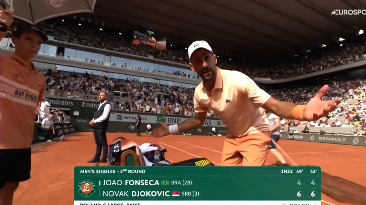 Furia de Novak Djokovic contra cámara al salir eliminado de Roland Garros