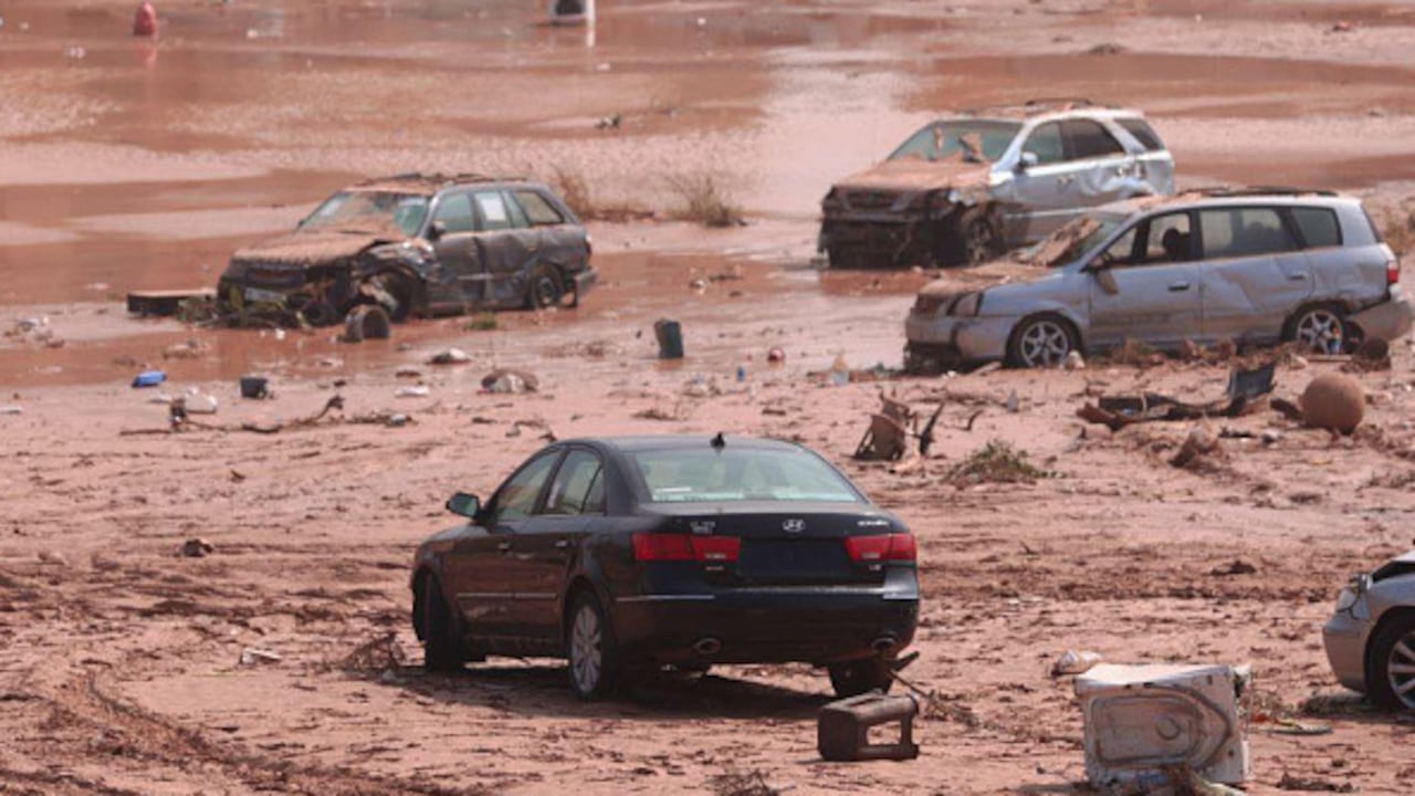Una vista de la devastación en las zonas de desastre después de las inundaciones causadas por el La tormenta Daniel asoló la región el 11 de septiembre de 2023 en Derna, Libia. El número de muertos por las inundaciones en la ciudad de Derna, en el este de Libia, ha superado los 2.000, informaron el lunes los medios locales. Se cree que otros miles están desaparecidos. El jefe del gobierno de unidad de Libia con sede en Trípoli, Abdul Hamid Dbeibeh, declaró el lunes tres días de luto nacional por las víctimas de las mortales inundaciones que asolaron el país norteafricano. (Foto de Handout/Agencia Anadolu vía Getty Images)