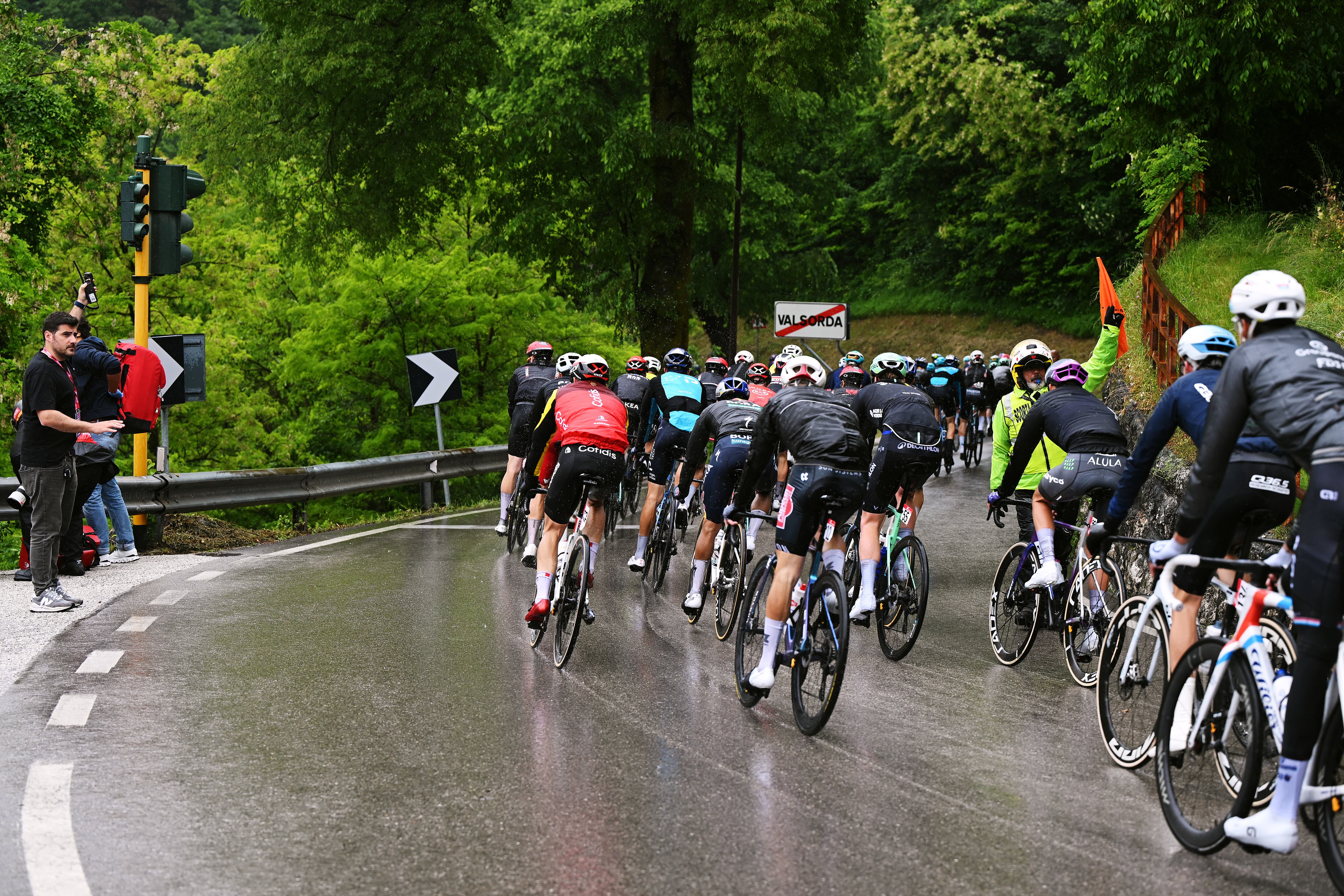 SAN VALENTINO, ITALY - MAY 27: The peloton passing by the place where the cyclist Alessio Martinelli of Italy and Team VF Group - Bardiani CSF - Faizane crashed during the 108th Giro d'Italia 2025, Stage 16 a 203km stage from Piazzola sul Brenta to San Valentino (Brentonico) 1316m / #UCIWT / on May 27, 2025 in San Valentino, Italy. (Photo by Dario Belingheri/Getty Images)