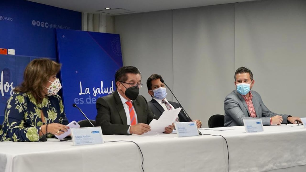 El ministro de Salud y Protección Social, Fernando Ruiz Gómez, y algunos funcionarios de este despacho.