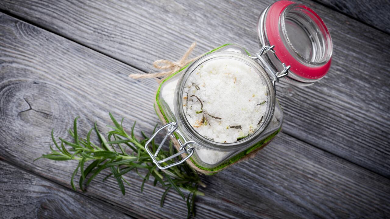 Mezcla de romeo con bicarbonato para cubrir canas