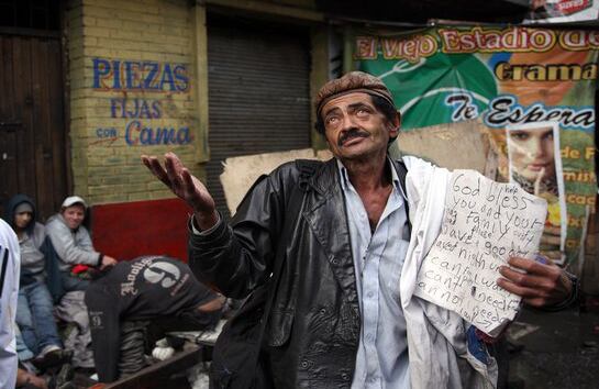 El Gringo, como le dicen, habla perfecto ingles. Insistió que los únicos ladrones están en el Congreso y que los dejen en paz fumando baretica.
