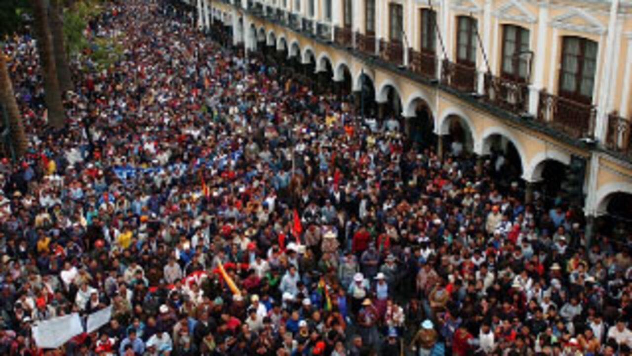 Los partidarios del presidente Evo Morales ocuparon la plaza de Cochabamba para pedir la renuncia del prefecto del departamento, Manfred Reyes Villa.
