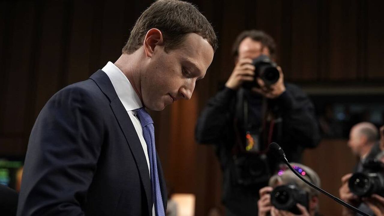 Zuckerberg ha tenido que acudir al Senado estadounidense para explicar sus actuaciones en sonados escándalos sobre el manejo de los datos personales de los usuarios de su red.