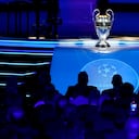 El trofeo se exhibe antes del sorteo de la fase de grupos de la Liga de Campeones de la UEFA 2023/24 en el Grimaldi Forum de Mónaco, el jueves 31 de agosto de 2013. (Foto AP/Daniel Cole)