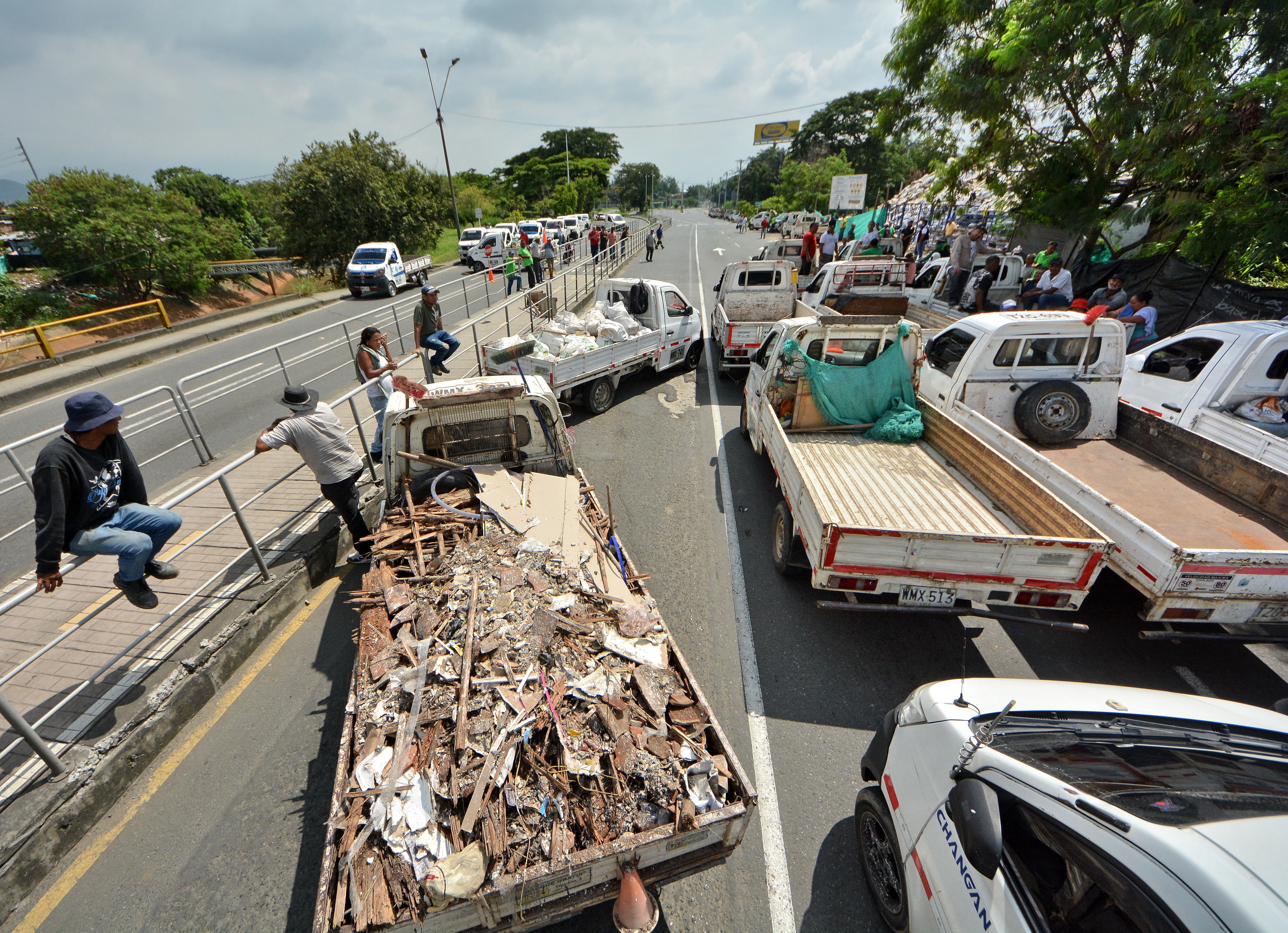 Avenida Simón Bolívar, afectada por bloqueo de personas que se dedican al reciclaje de escombros de contracción, por el incumplimiento de promesas para la reubicación de la escombrera de la 50 como se le conoce. Foto Jorge Orozco