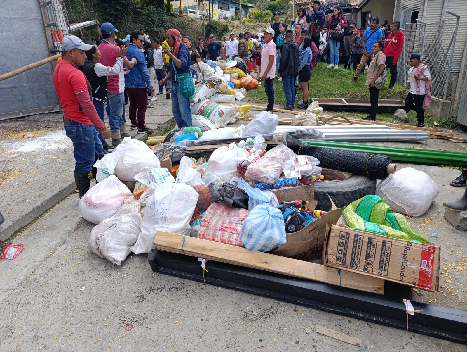 Los organismos de socorro, como bomberos, rescataron y protegieron las mercancías en medio de la atención de la emergencia, registrada en la tarde de este sábado 7 de diciembre.
