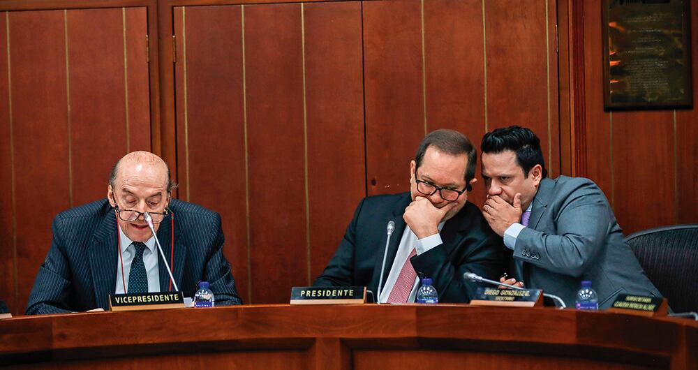   En el Congreso, el canciller fue citado a un debate de control político. Sus respuestas fueron criticadas. Leyva se defiende y dice que no lo dejaron hablar y que llevará todo ante el fiscal Francisco Barbosa.
