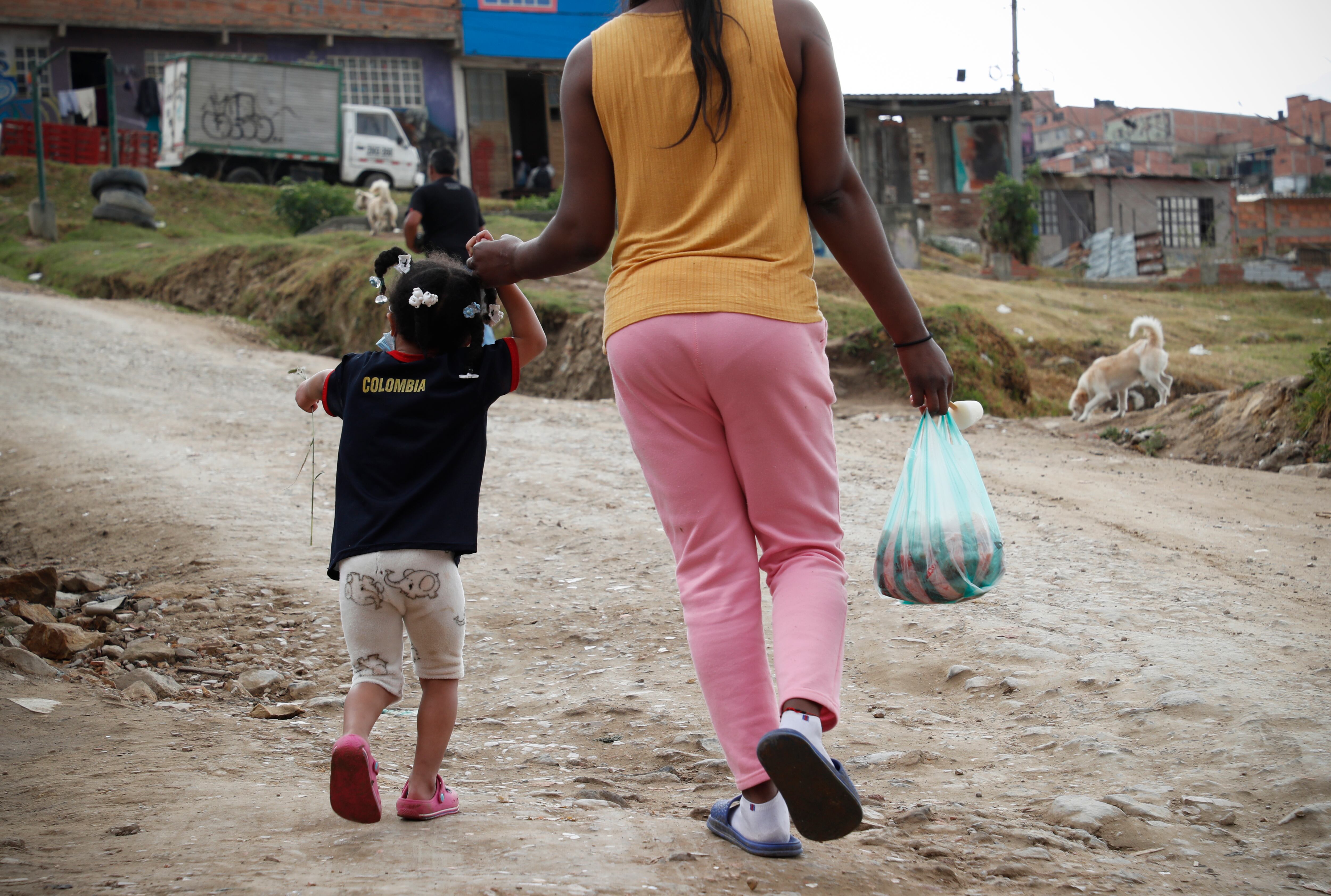 Pobreza familias vulnerables
niños mal alimentados
carestía
pobreza extrema
hambre
canasta familiar
precios altos
inflación
Soacha febrero 9 del 2022
Foto Guillermo Torres Reina / Semana