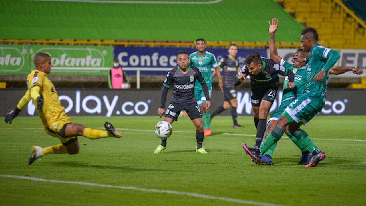 BOGOTA - COLOMBIA, 25-04-2021: La Equidad y Atletico Nacional en partido por los cuartos de final, ida, como parte de la Liga BetPlay DIMAYOR I 2021 jugado en el estadio Estadio Metroplitano de Techo de la ciudad de Bogotá. / La Equidad and Atletico Nacional in match for the quarterfinal first leg as part of BetPlay DIMAYOR League I 2021 played at Metropolitano de Techo stadium in Bogota city. Photo: VizzorImage / Samuel Norato / Cont