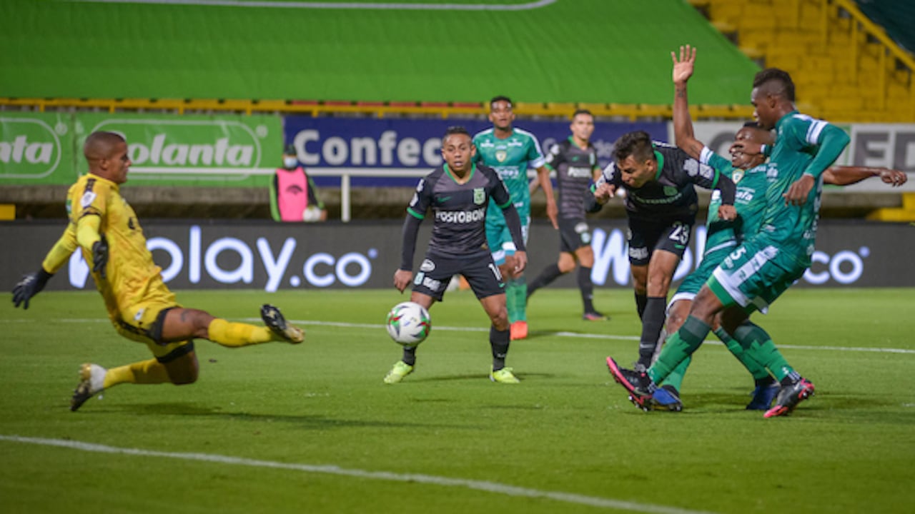BOGOTA - COLOMBIA, 25-04-2021: La Equidad y Atletico Nacional en partido por los cuartos de final, ida, como parte de la Liga BetPlay DIMAYOR I 2021 jugado en el estadio Estadio Metroplitano de Techo de la ciudad de Bogotá.