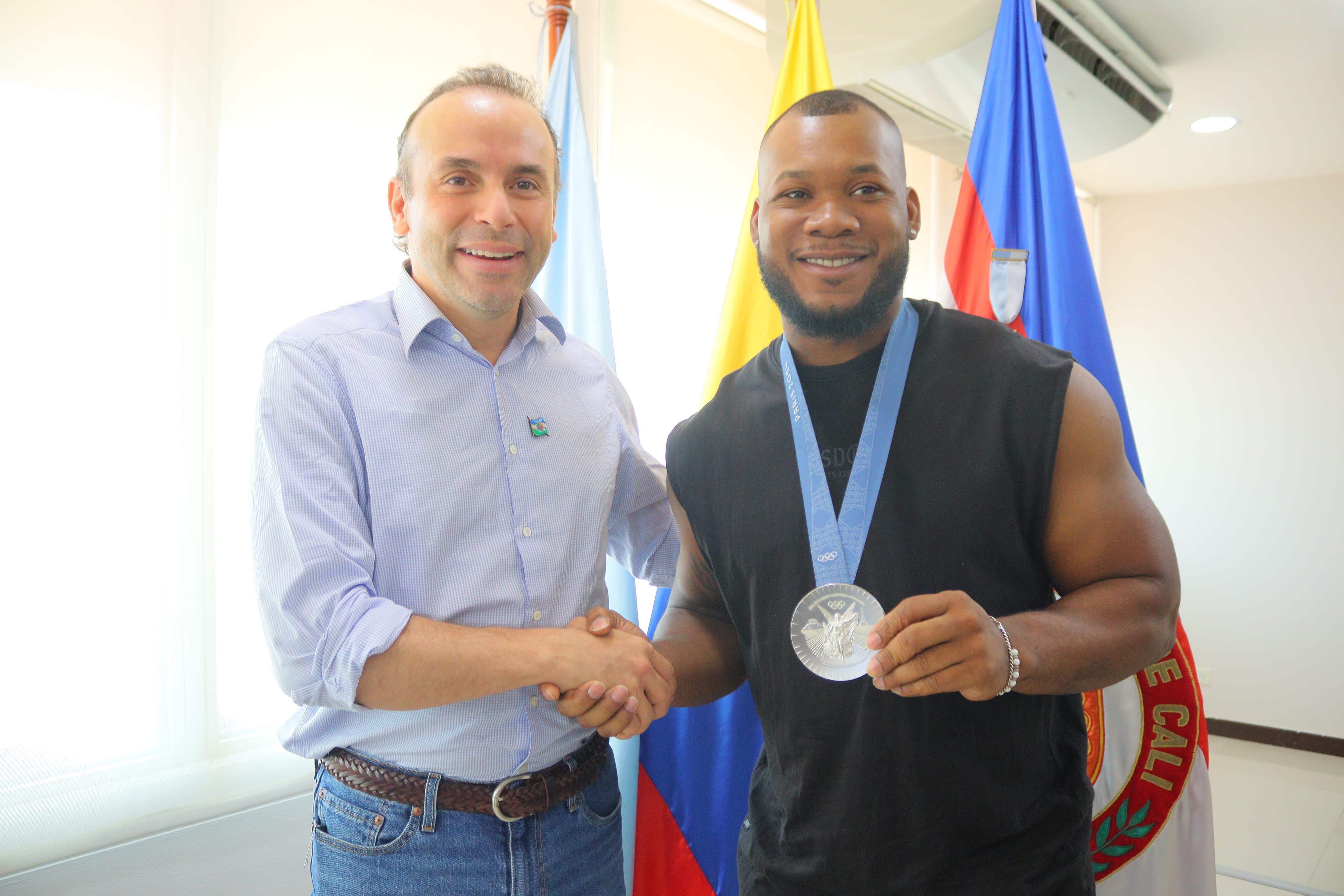 El medallista olímpico acudió a un homenaje en la Alcaldía de Cali.