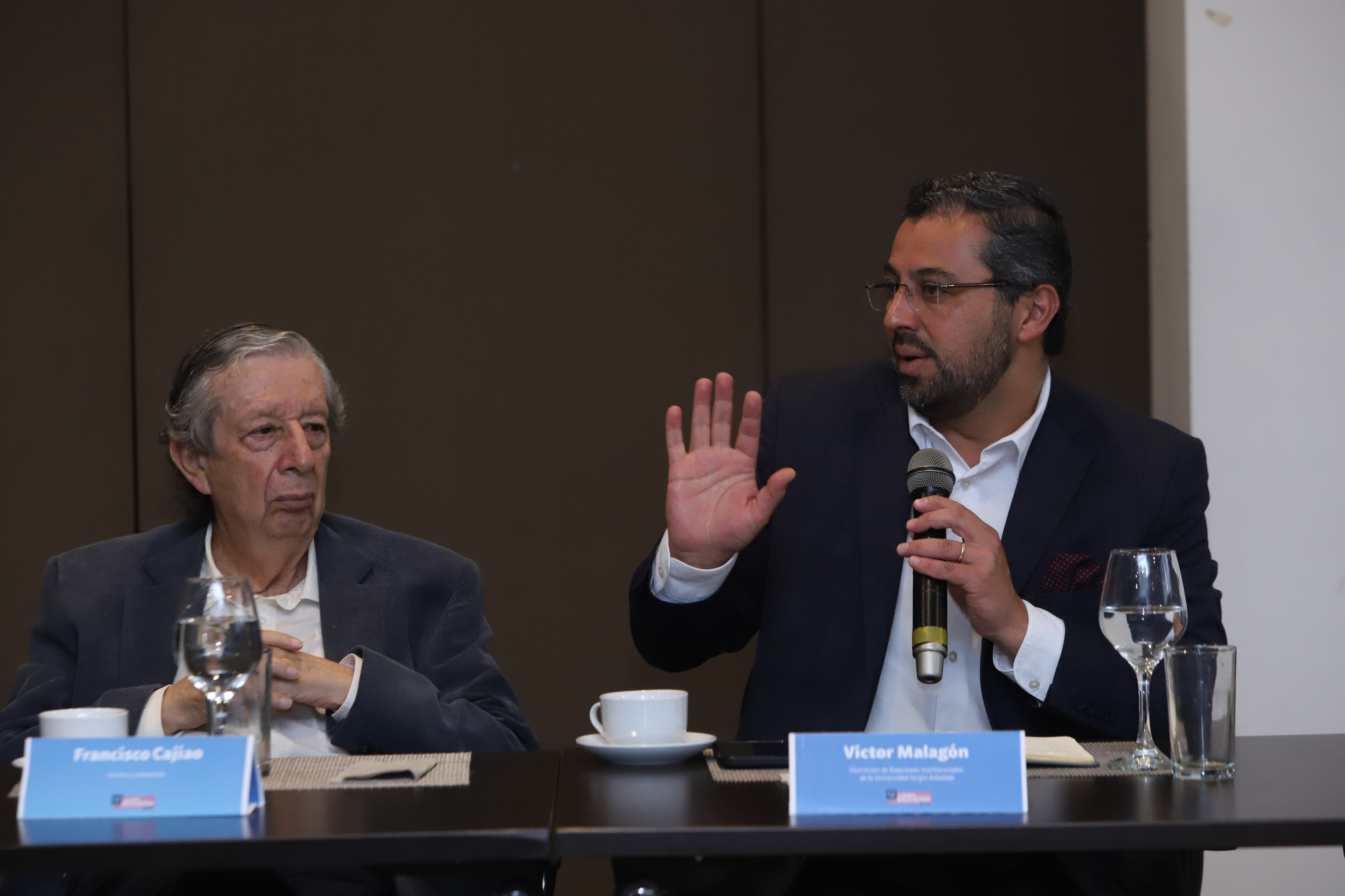 Francisco Cajiao (izquierda) y Víctor Malagón (derecha), vicerrector de Relaciones Institucionales de la Universidad Sergio Arboleda.