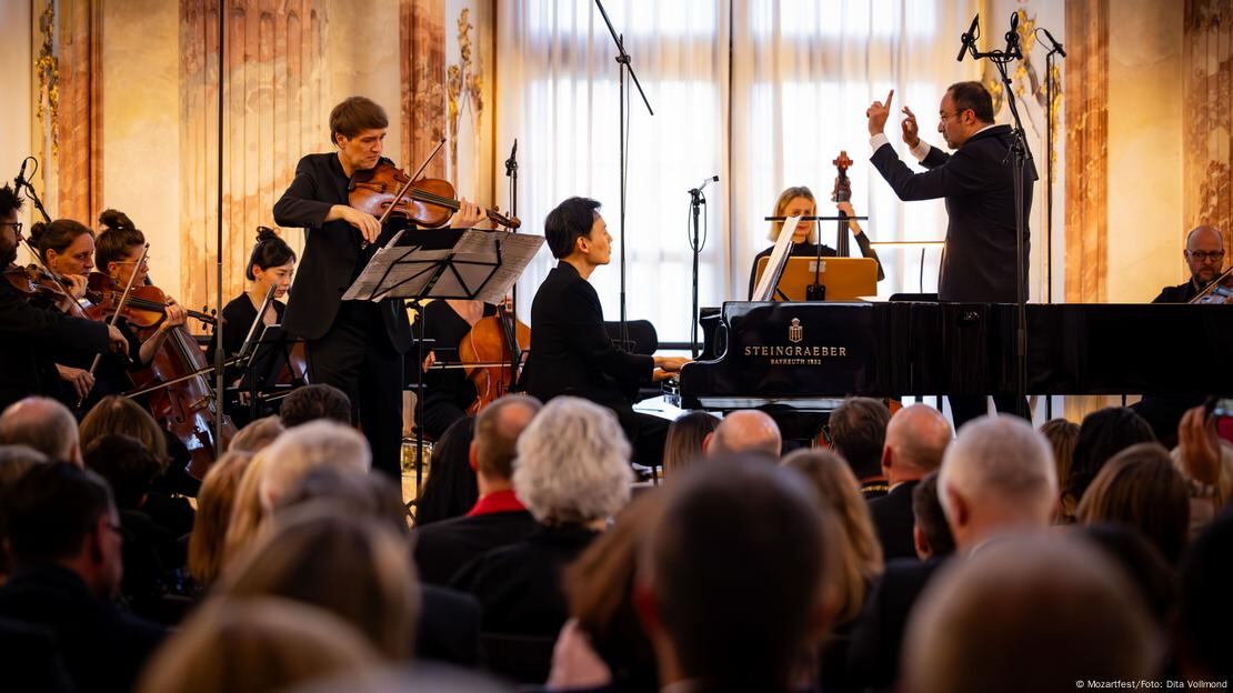 Nils Mönkmeyer (viola) y William Youn (piano) son dos amigos que hacen música juntos. En la imagen, durante el concierto de inauguración del Festival de Wurzburgo.