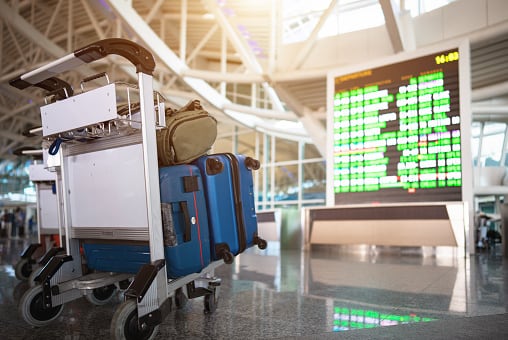 El funcionario de aduanas en el aeropuerto de Roissy, al norte de París, habría recibido 45.000 euros (unos 225.000.000 de pesos colombianos) por “cerrar los ojos” y dejar pasar maletas procedentes de México, según una fuente próxima al caso con alcaloide.