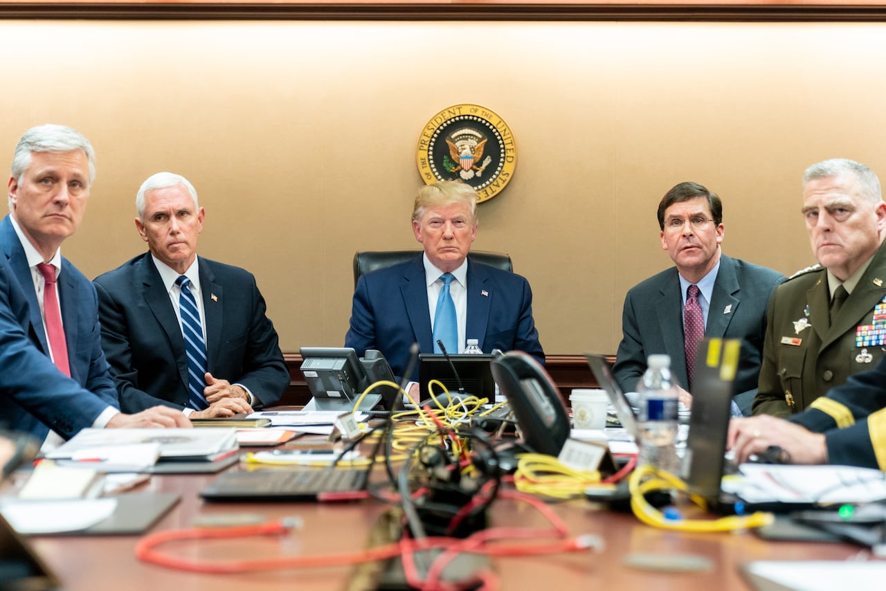 ARCHIVO: En esta foto proporcionada por la Casa Blanca, el presidente Donald J. Trump aparece acompañado por el vicepresidente Mike Pence (2.º por la izq.), el asesor de Seguridad Nacional Robert O'Brien (izq.), el secretario de Defensa Mark Esper (2.º por der.) y el jefe del Estado Mayor Conjunto, general del Ejército estadounidense Mark A. Milley, en la Sala de Situación de la Casa Blanca el 26 de octubre de 2019 en Washington, D.C.