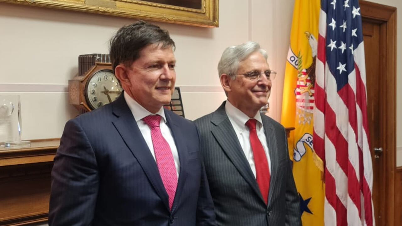 El ministro de Justicia, Wilson Ruiz, y el fiscal de los Estados Unidos, Merrick B. Garland.
