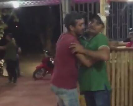 Daza tuvo que ser detenido por otro hombre, pues al parecer iba a golpear otra vez a la mujer.