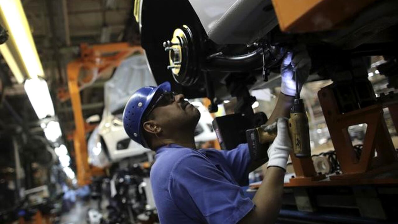 Aunque la economía colombiana ha tenido un buen desempeño en la última década, existen grandes nubarrones en el horizonte que ponen en riesgo la continuidad de las altas tasas de crecimiento. Por ejemplo, el aumento considerable en los niveles de inversión no ha venido acompañado por un incremento en la productividad total de factores.