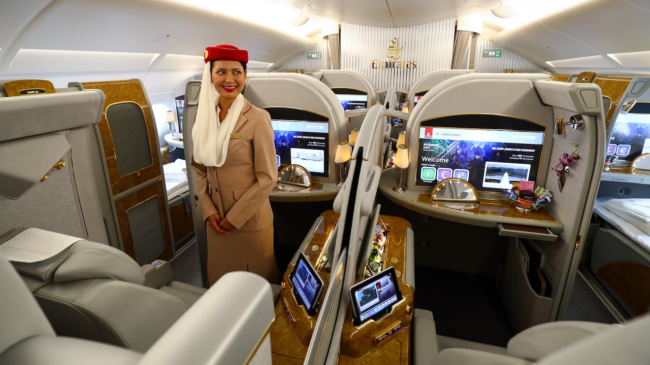Azafata de la aerolínea Fly Emirates, de Emiratos Árabes Unidos