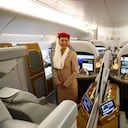 Azafata de la aerolínea Fly Emirates, de Emiratos Árabes Unidos