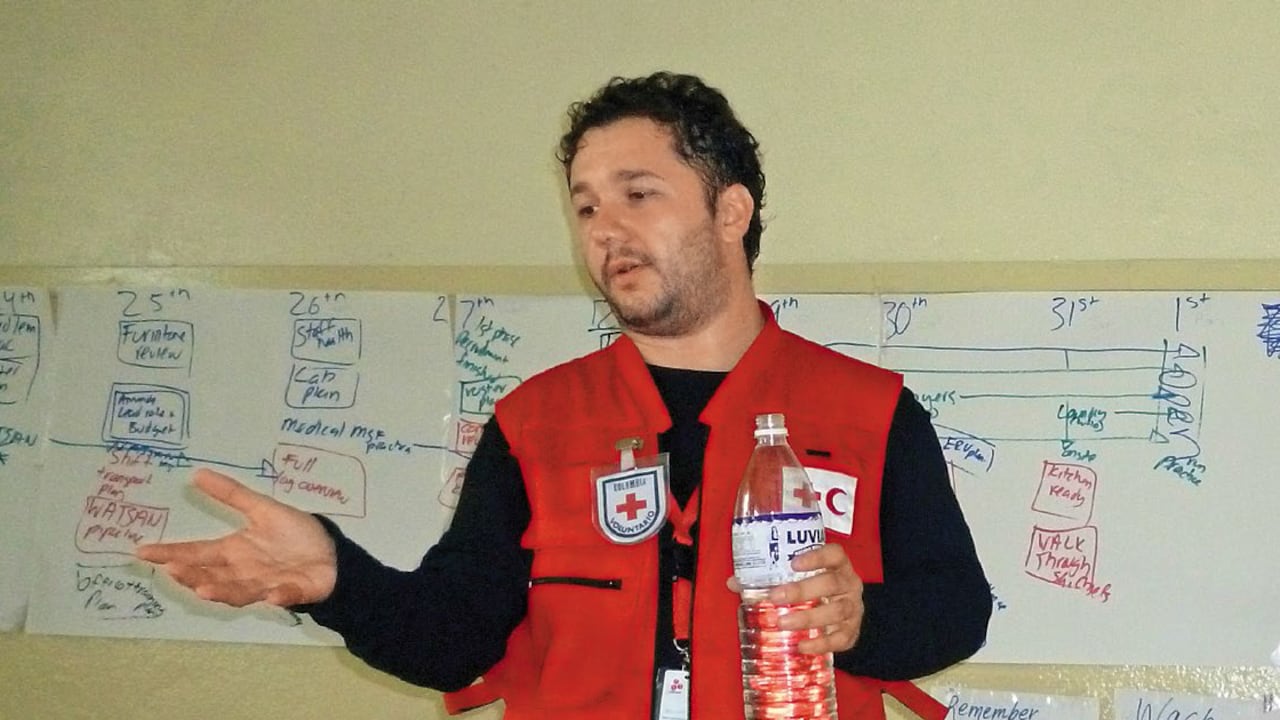 Sánchez no solo realizó labores médicas en Sierra Leona. También dictó conferencias sobre la forma de evitar contagiarse con el mortal virus.