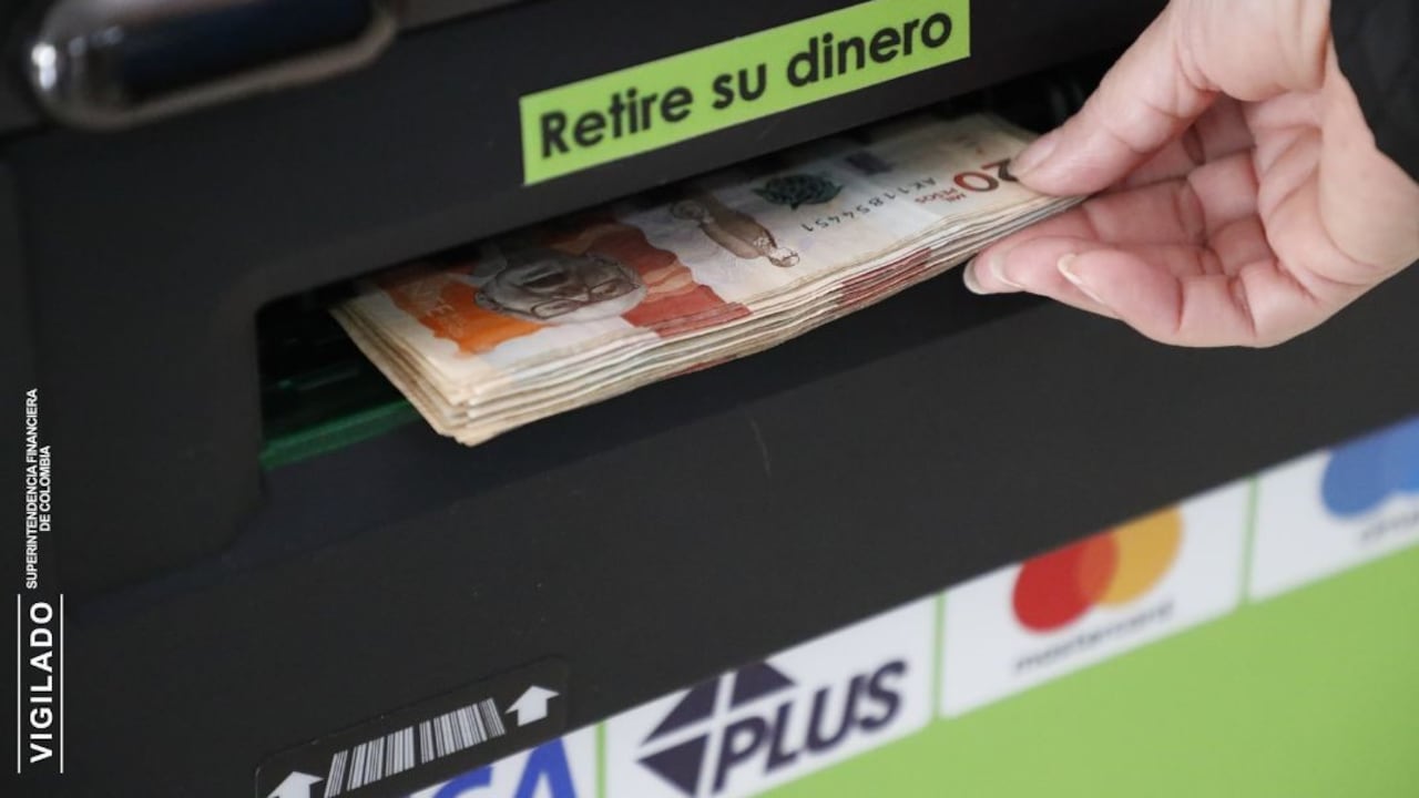 Retiro de dinero en un cajero de Servibanca