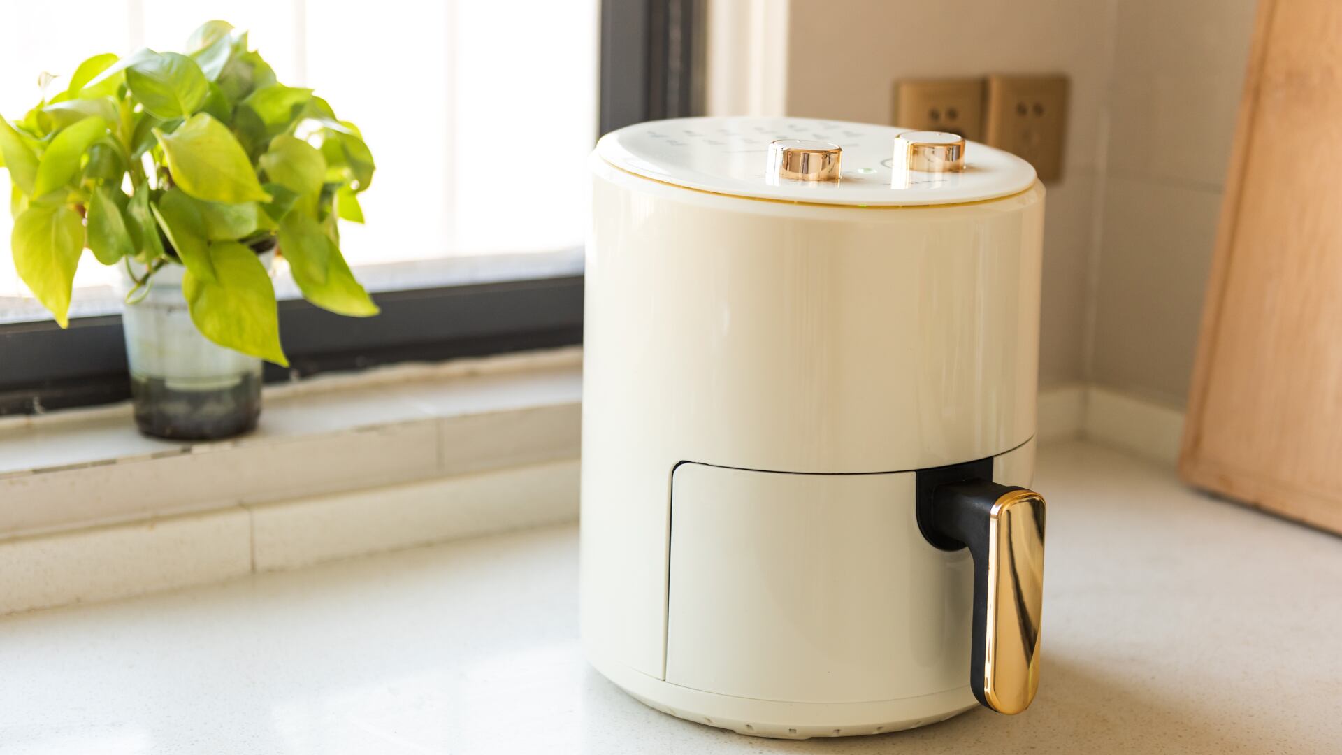 La OCU ofrece un comparador actualizado de freidoras tradicionales, pero aún no ha incluido los modelos con cesta de cristal en su análisis oficial.