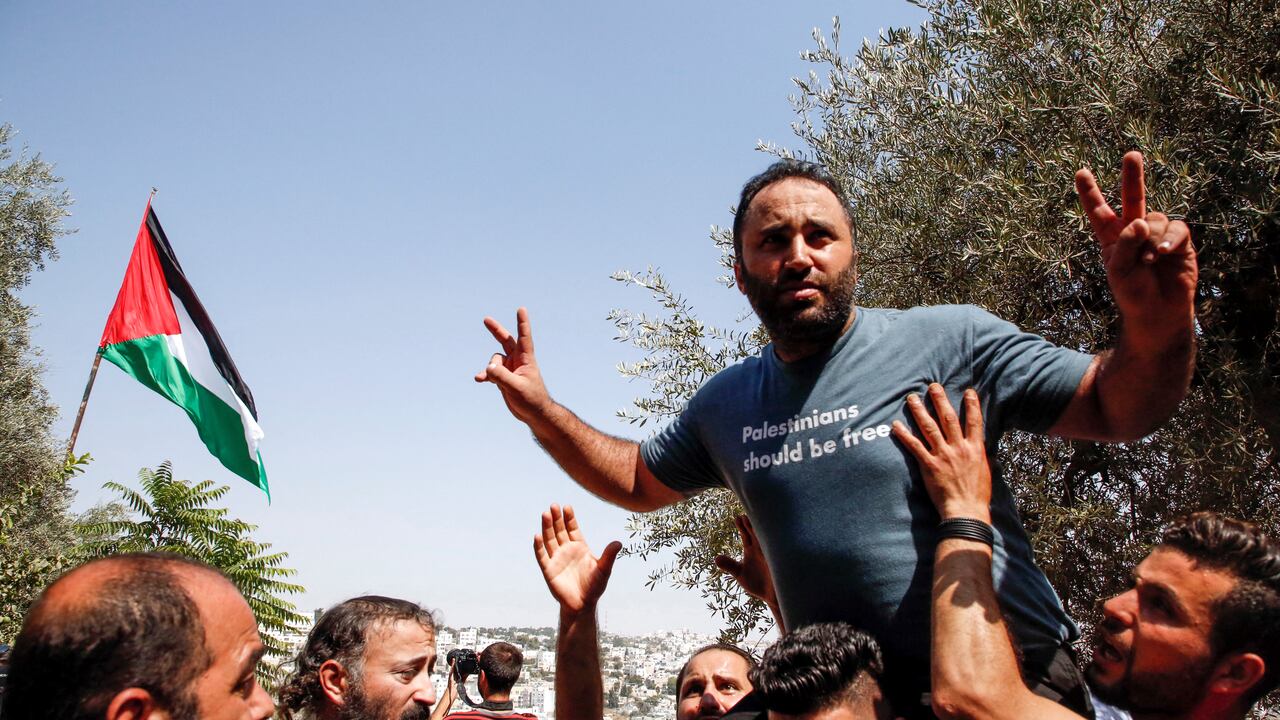 El prominente activista palestino Issa Amro es recibido luego de ser liberado, en Hebrón, el 10 de septiembre de 2017.