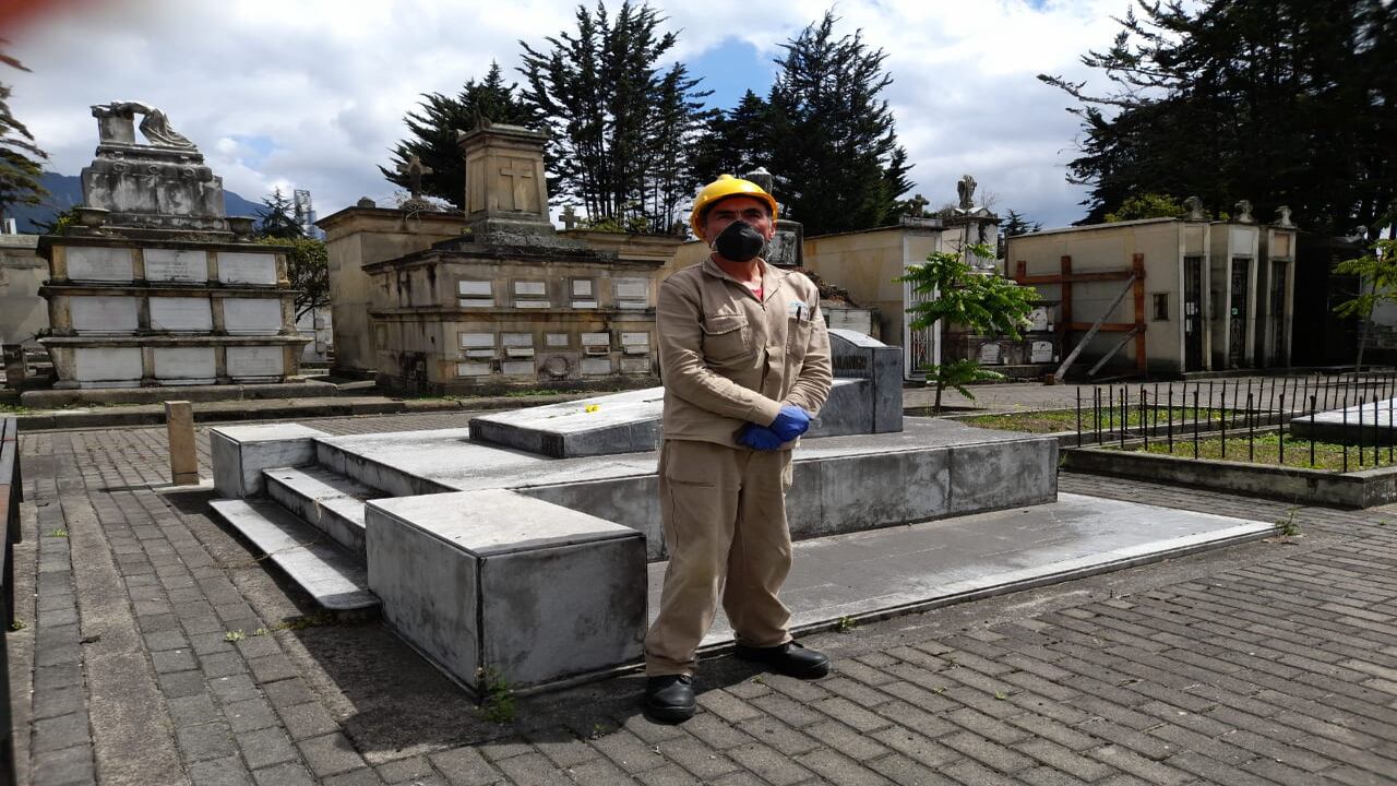 “Velones con alfileres, cabezas de ajos y mariachis”: historias del sepulturero más antiguo de Bogotá