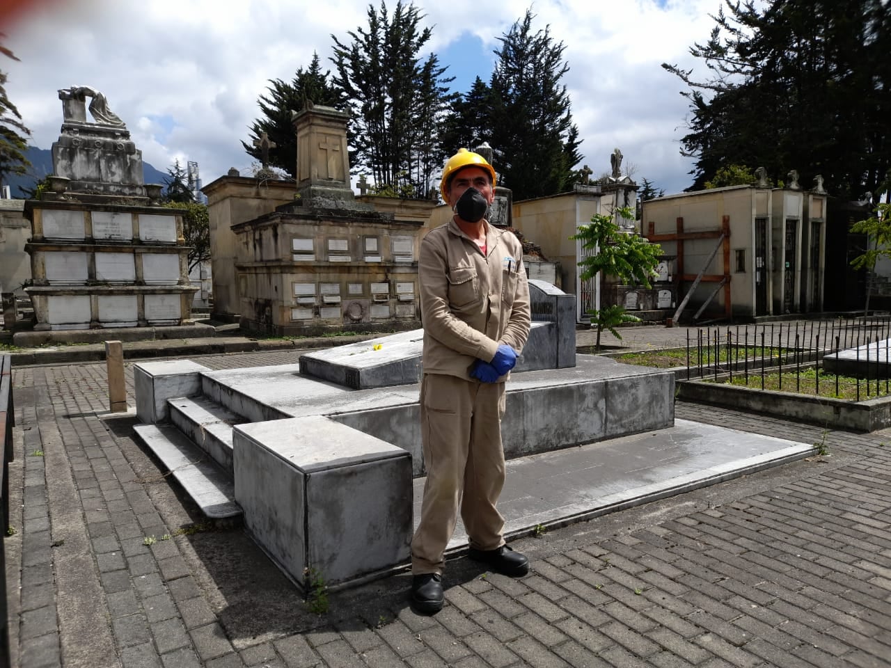 “Velones con alfileres, cabezas de ajos y mariachis”: historias del sepulturero más antiguo de Bogotá