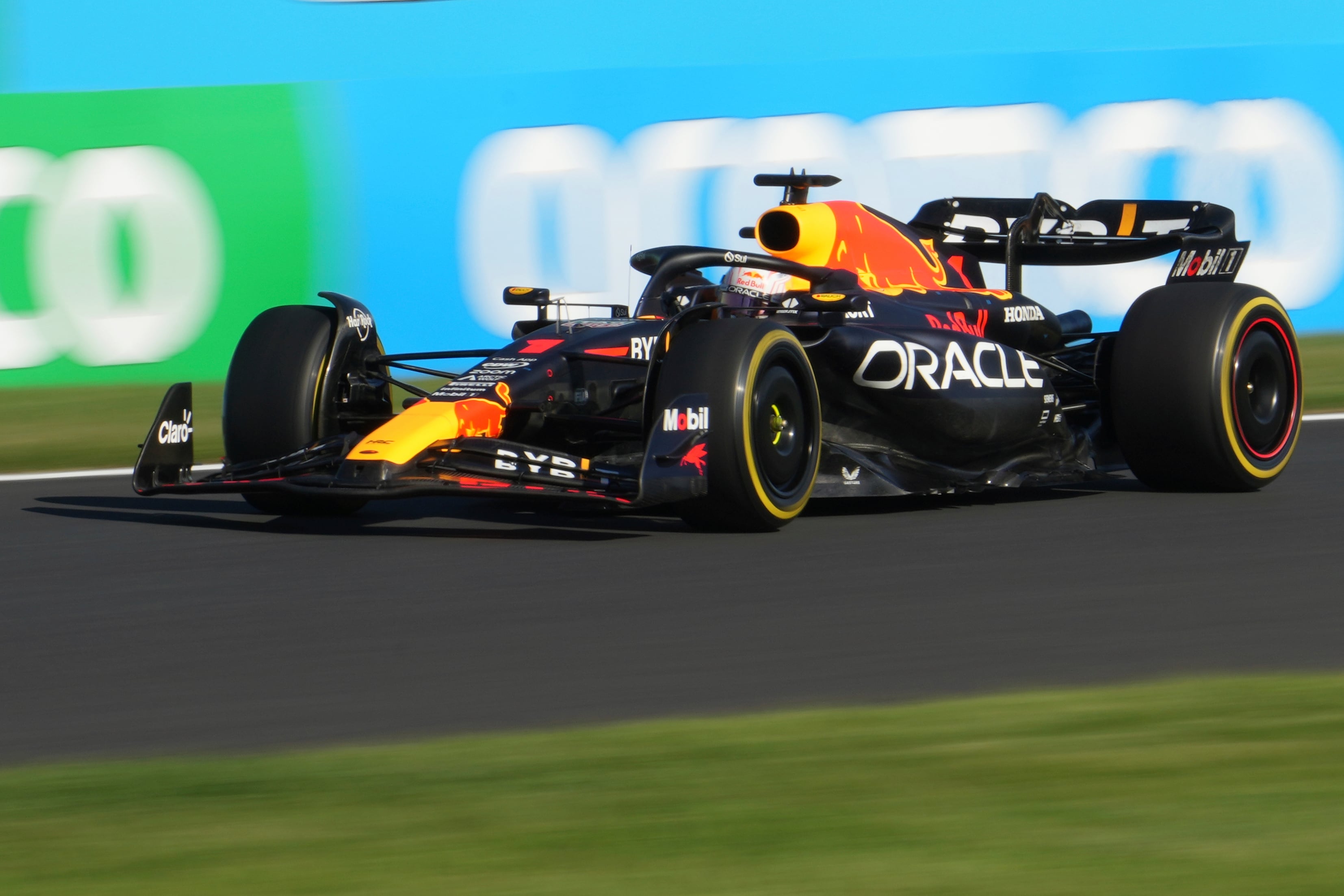 El piloto holandés de Red Bull Max Verstappen maneja durante el Gran Premio de Fórmula 1 de Japón, en el Circuito de Suzuka, en el centro de Japón, el domingo 24 de septiembre de 2023.  (AP Foto/Toru Hanai)