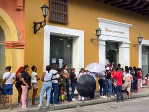 Filas en Cartagena para reclamar renta ciudadana en el Banco Agrario de Cartagena