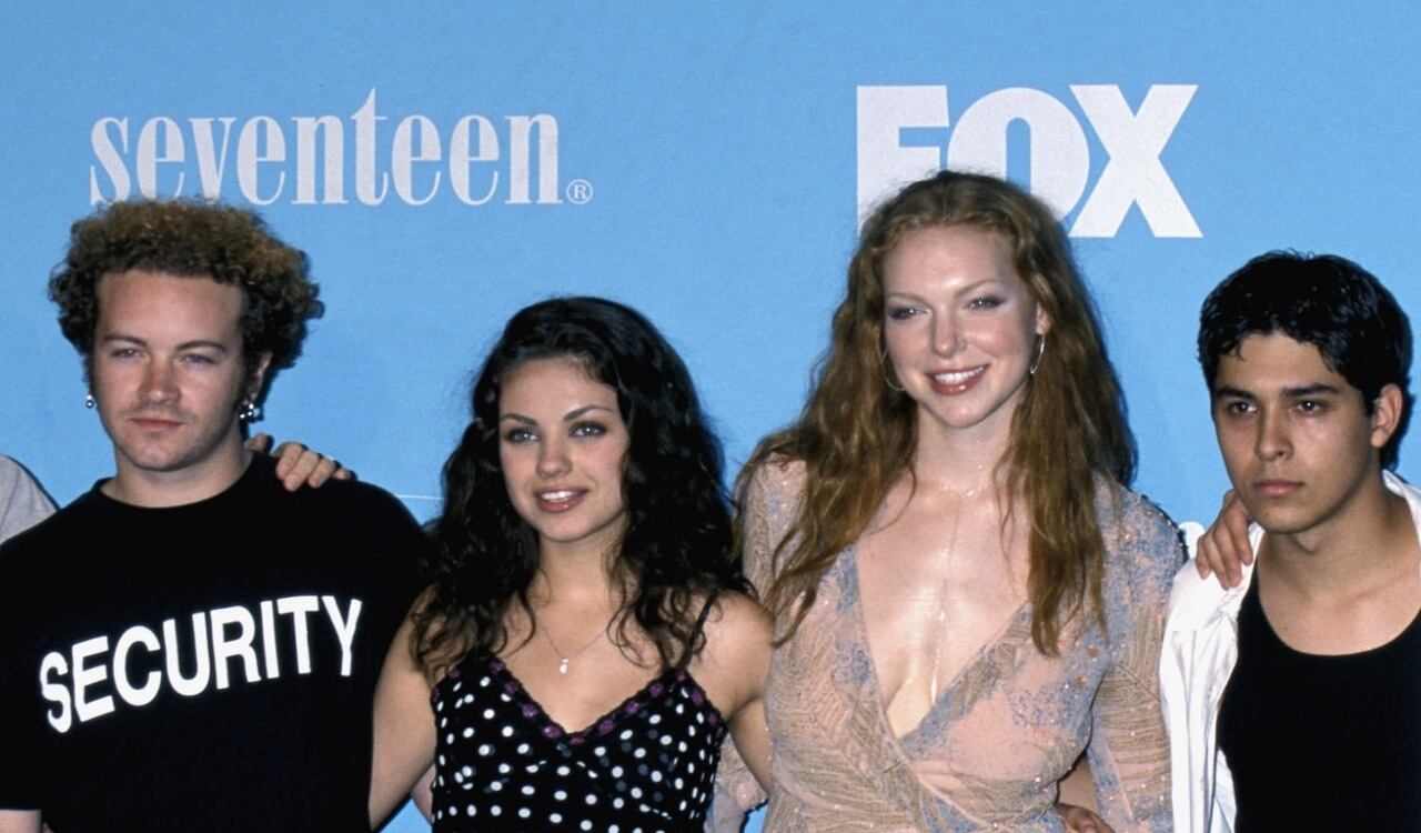 Danny Masterson (I) junto a parte del elenco del programa That 70's Show