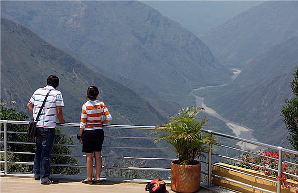 En América Latina fueron seleccionados la selva Amazónica, las cataratas del Salto del Ángel (Venezuela), el desierto de Atacama (Chile y Perú), el Cañón del Chicamocha (Colombia), el lago Coatepeque (El Salvador), las islas Cocos (Costa Rica), el Cañón del Colca y el Lago Titicaca (Perú), el parque natural del Yunque (Puerto Rico), el archipiélago de Fernando de Noroña (Brasil ; las Islas Galápagos (Ecuador), las Cataratas del Iguazú (Brasil y Argentina), la Laguna Colorada (Bolivia), el lago Atitlan (Guatemala), la Isla Ometepe (Nicaragua), el Bosque de Plátanos (Honduras) y el Cañón del Sumidero (México).