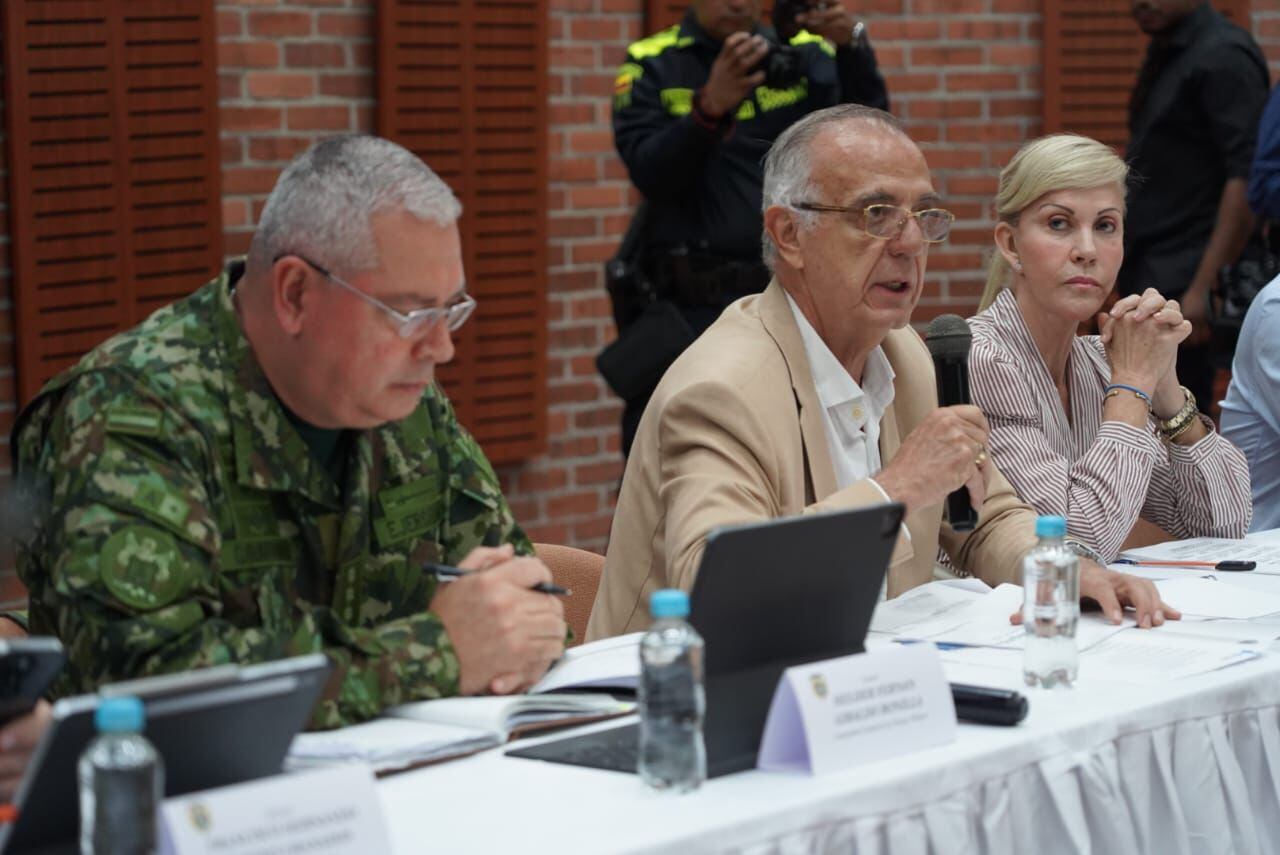 Con la participación del ministro de Defensa Nacional, Iván Velásquez, la Alcaldía de Santiago de Cali  realiza  un consejo de seguridad, en el centro cultural de Cali. Fotos Cortesía Ejercito.