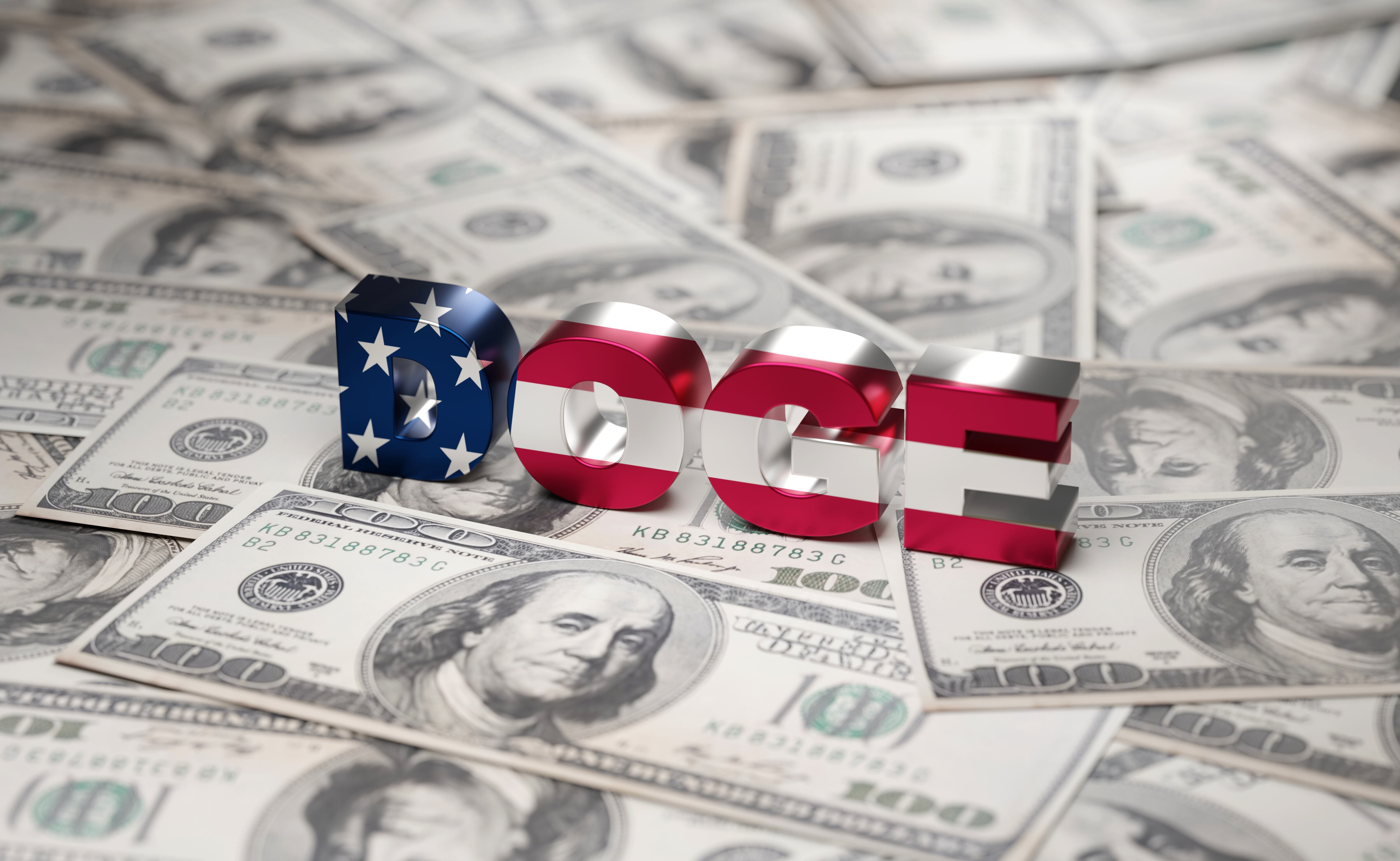 El impacto de las políticas de reducción de costos no se limita a la SBA. Según Newsweek, varias agencias federales han anunciado despidos masivos en los últimos meses.