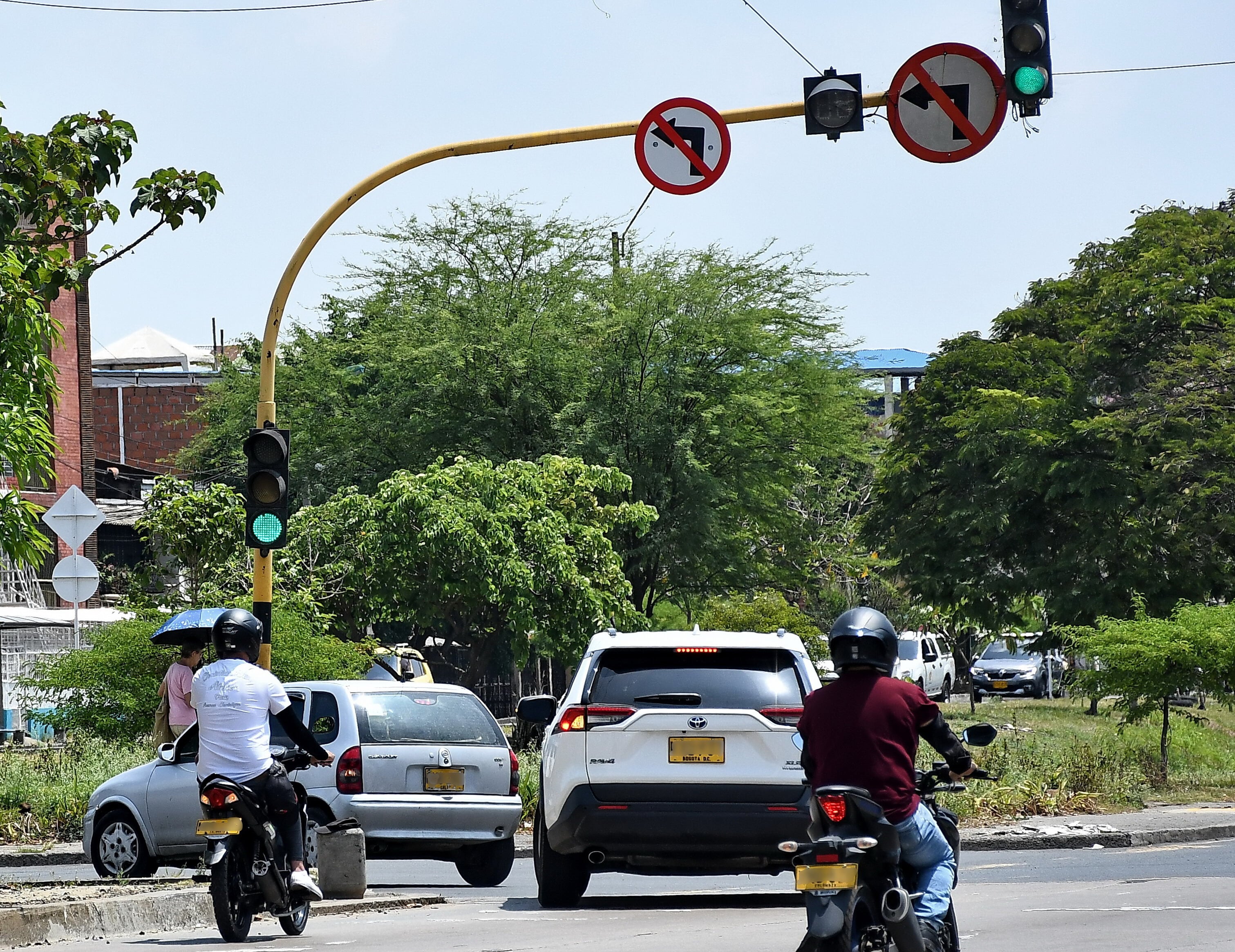 A falta de uno, dos señales de 'prohibido girar a la izquierda' fueron ignoradas en esta intersección.