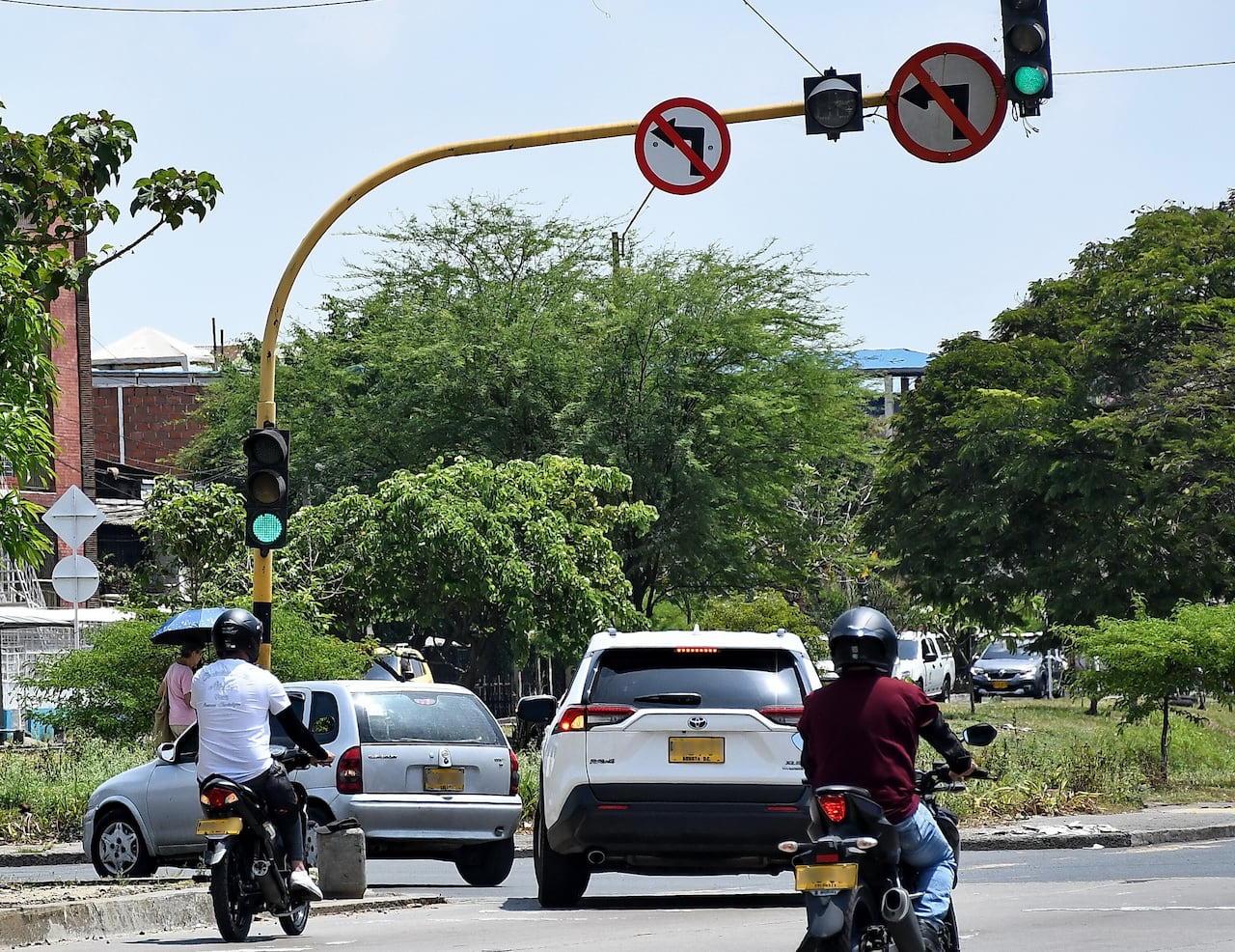 A falta de uno, dos señales de 'prohibido girar a la izquierda' fueron ignoradas en esta intersección.