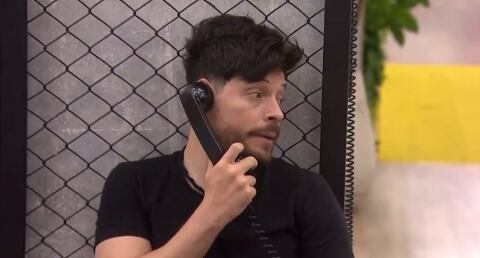 Julián Trujillo pasó susto en La casa de los famosos por coger el teléfono