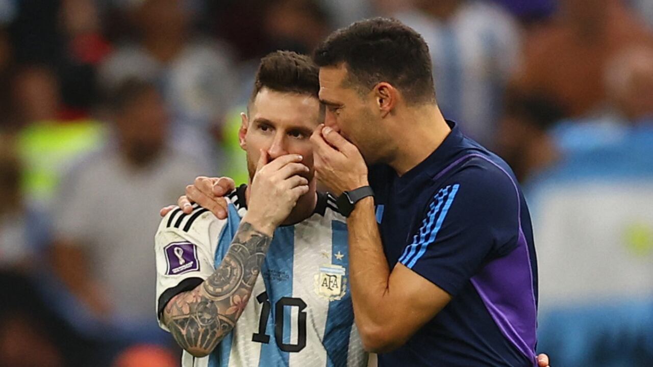 Soccer Football - FIFA World Cup Qatar 2022 - Quarter Final - Netherlands v Argentina - Lusail Stadium, Lusail, Qatar - December 10, 2022 Argentina's Lionel Messi and coach Lionel Scaloni celebrate as Argentina progress to the semi finals REUTERS/Kai Pfaffenbach