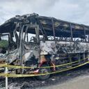 Vehículo de servicio público incinerado en Chocó.