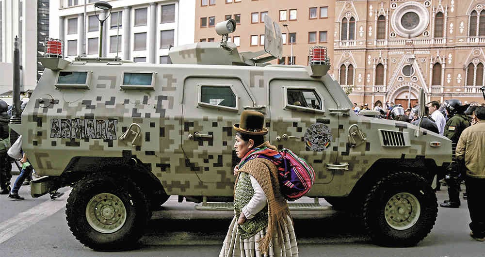 "Sus nuevos trajes fueron copiados de los trajes de fiesta de variadas regiones de España: extremeñas, gallegas, navarras, andaluzas".